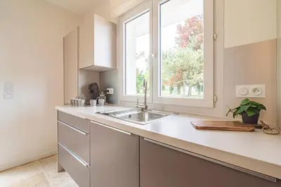 Cuisine ou kitchenette dans l'établissement La Maison Des Roses