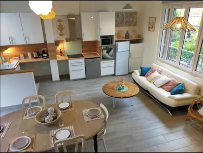 Cuisine ou kitchenette dans l'établissement Gite Flora
