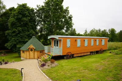 Jardin de l'établissement Roulottes et son kota grill sauna
