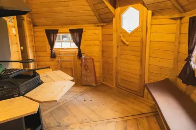 Coin salon dans l'établissement Roulottes et son kota grill sauna