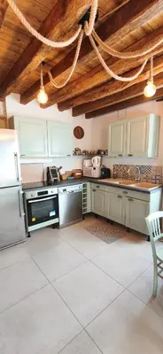 Cuisine ou kitchenette dans l'établissement La Mélodie des champs, appartement mitoyen de 80 m2 dans une maison avec un autre appartement