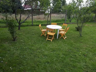 Jardin de l'établissement Le Truc en plus, accessibles PMR, appartement 45 m2 mitoyen dans une maison avec un autre appartement
