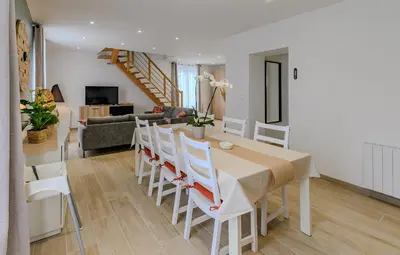 Télévision ou salle de divertissement dans l'établissement La Maissemiacoise - Belle Maison de campagne