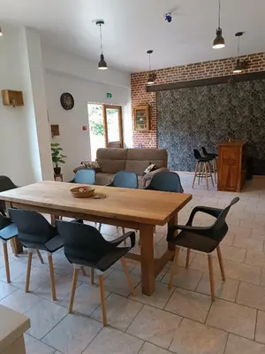 Coin salon dans l'établissement domaine des étangs du bois de l'abbaye