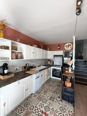 Cuisine ou kitchenette dans l'établissement Maison 4 chambres proche Reims
