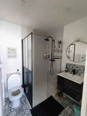 Salle de bains dans l'établissement Maison 4 chambres proche Reims