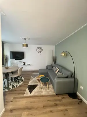 Télévision ou salle de divertissement dans l'établissement Belle maison avec jardin !