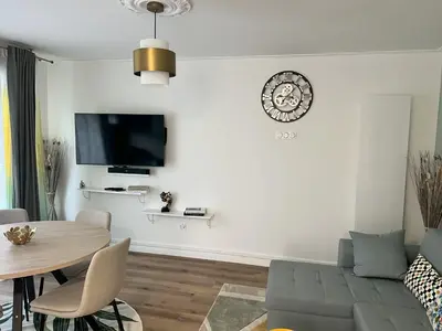 Télévision ou salle de divertissement dans l'établissement Belle maison avec jardin !
