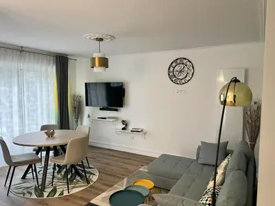 Télévision ou salle de divertissement dans l'établissement Belle maison avec jardin !