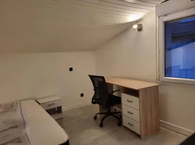 Coin salon dans l'établissement Au calme - Maison duplex Parking