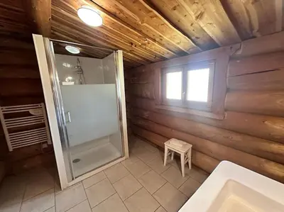 Salle de bains dans l'établissement C Les rondins nature gîte 8 personnes avec jardin