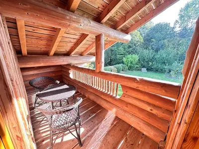 Balcon ou terrasse dans l'établissement C Les rondins nature gîte 8 personnes avec jardin