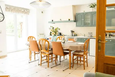 Cuisine ou kitchenette dans l'établissement Évasion à Oiry Villa Madeline