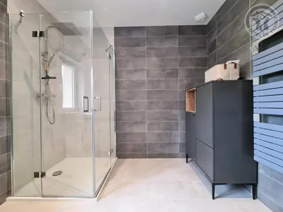 Salle de bains dans l'établissement Gîte chaleureux avec WIFI et grand jardin, près de Disneyland - FR-1-532-22