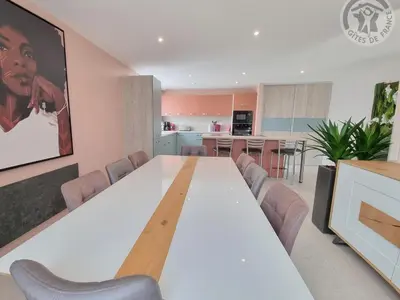 Cuisine ou kitchenette dans l'établissement Gîte chaleureux avec WIFI et grand jardin, près de Disneyland - FR-1-532-22