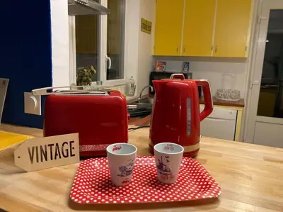 Plateau bouilloire dans l'établissement Carré Vintage, gîte années 50 avec jardin proche Laon