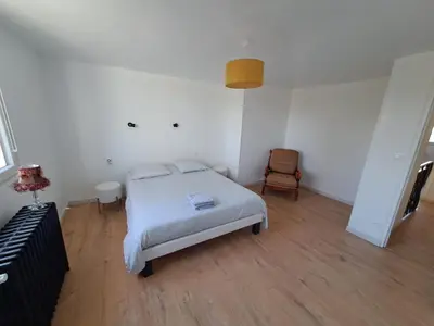 Un ou plusieurs lits dans un hébergement de l'établissement Paris-Reims, 10 personnes, 4 chambres- Spa, Grand jardin privé