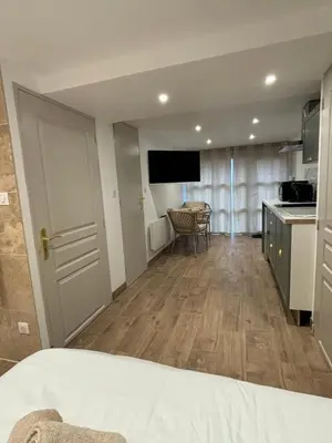 Cuisine ou kitchenette dans l'établissement La ptite suite de Julie avec balneo