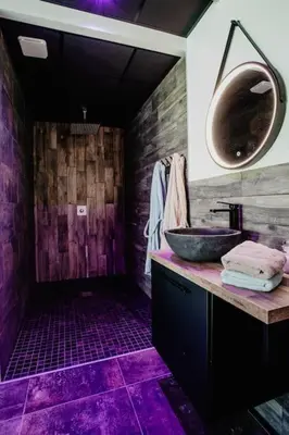 Salle de bains dans l'établissement Chalet avec espace privatif