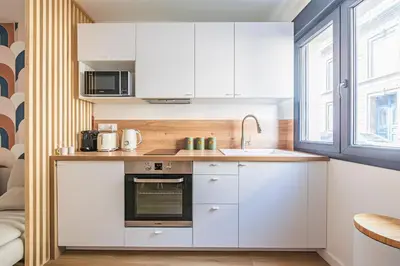 Cuisine ou kitchenette dans l'établissement MM Suites Saint-Remi