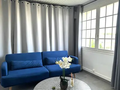 Coin salon dans l'établissement Appartement Platanes 6 - Proche Disney - Parking Gratuit - Meaux