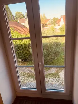 Plan de l'établissement CHAMBRE et JARDIN Village au bord de l eau Cour et Garage privés