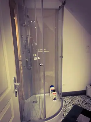 Salle de bains dans l'établissement CHAMBRE et JARDIN Village au bord de l eau Cour et Garage privés