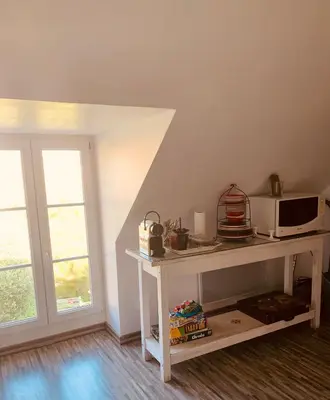 Cuisine ou kitchenette dans l'établissement CHAMBRE et JARDIN Village au bord de l eau Cour et Garage privés