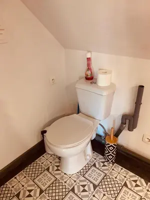 Salle de bains dans l'établissement CHAMBRE et JARDIN Village au bord de l eau Cour et Garage privés