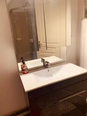 Salle de bains dans l'établissement CHAMBRE et JARDIN Village au bord de l eau Cour et Garage privés