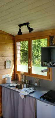 Cuisine ou kitchenette dans l'établissement Roulotte de la Ferme Les Chenevières