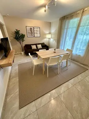Coin salon dans l'établissement Au Coeur du Quartier Taittinger
