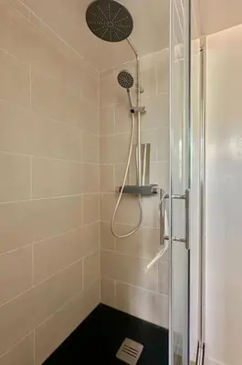 Salle de bains dans l'établissement Lampadaire du Martreuil Famille