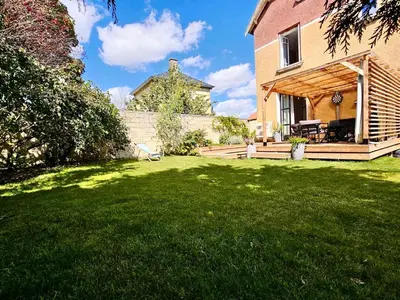 Jardin de l'établissement Grande maison de charme avec jardin