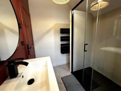 Salle de bains dans l'établissement Grande maison de charme avec jardin