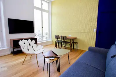 Télévision ou salle de divertissement dans l'établissement La Rêverie - Deluxe Apartment - SPA - Place du Forum
