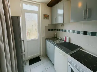 Cuisine ou kitchenette dans l'établissement Charmante Maison Wifi télé 65 pouces netflix