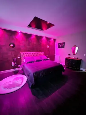 Un ou plusieurs lits dans un hébergement de l'établissement Love Room l'Audacieuse