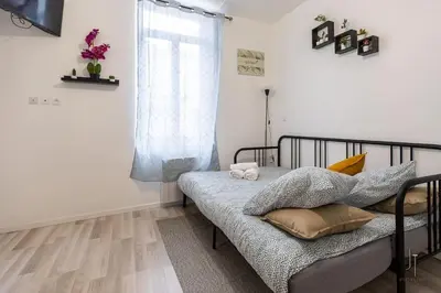 Un ou plusieurs lits dans un hébergement de l'établissement Super Studio Bien équipé