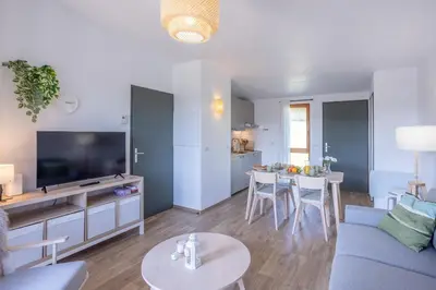 Télévision ou salle de divertissement dans l'établissement La Hulotte H26 - L'immanquable vue Lac du Val Joly