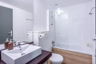 Salle de bains dans l'établissement Les Charmes C23B - Le Val Joly