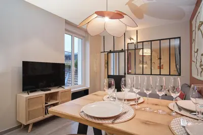 Télévision ou salle de divertissement dans l'établissement Superbe appartement proche cathédrale