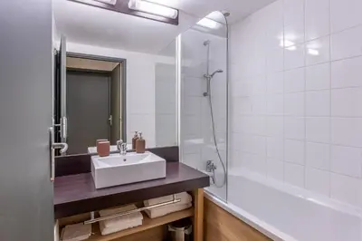 Salle de bains dans l'établissement Les Charmes C23A - Le Val Joly