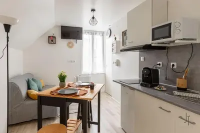 Cuisine ou kitchenette dans l'établissement Charmant studio proche de toutes commodités