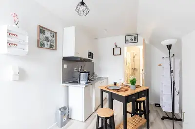 Cuisine ou kitchenette dans l'établissement Charmant studio proche de toutes commodités