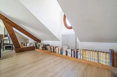 Bibliothèque dans l'appartement