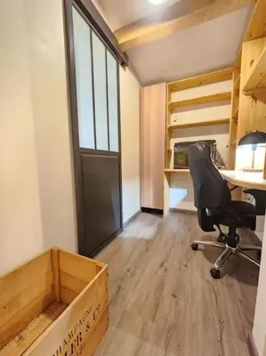 Coin salon dans l'établissement Le Garden Champ'- Duplex, jardin