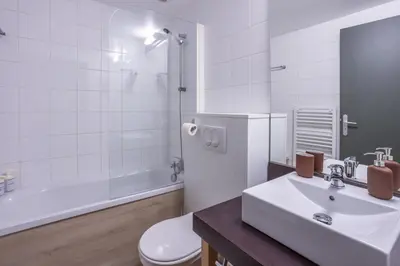 Salle de bains dans l'établissement Le Sureau Noir S24B - Le Val Joly