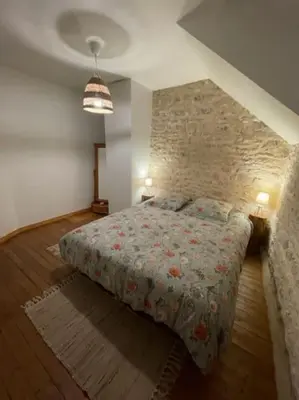 Un ou plusieurs lits dans un hébergement de l'établissement Maison chaleureuse avec piscine et aire de jeux