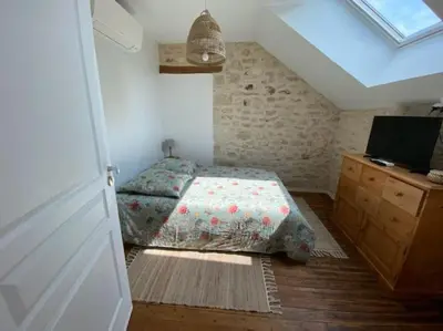 Un ou plusieurs lits dans un hébergement de l'établissement Maison chaleureuse avec piscine et aire de jeux